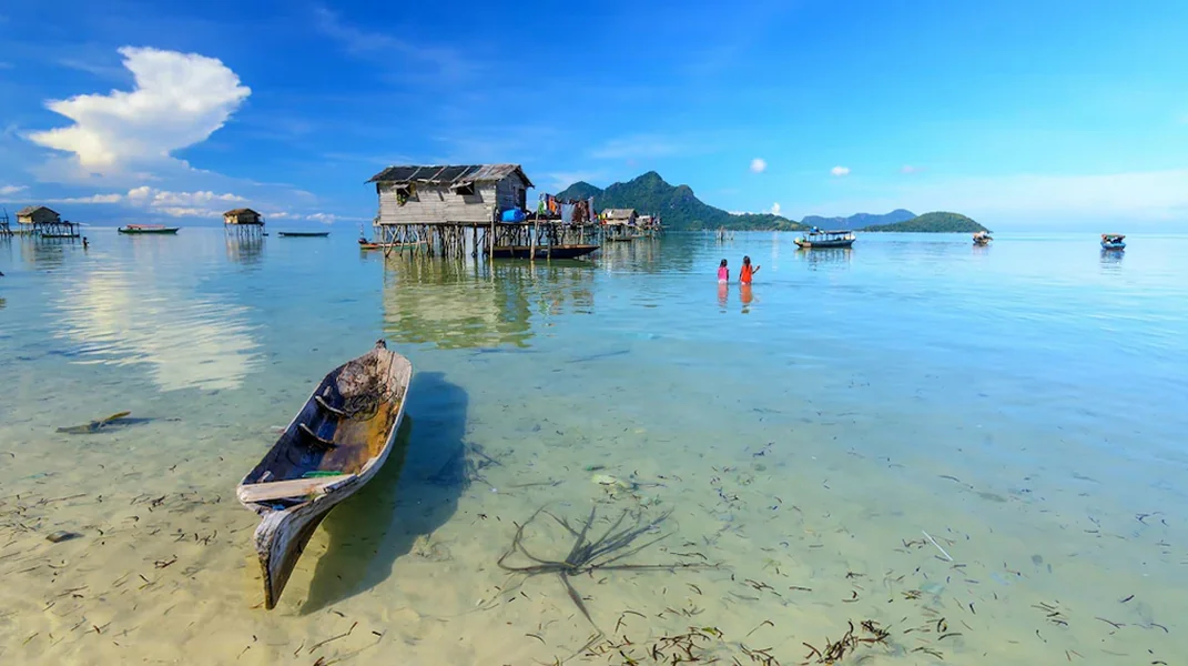 Boat excursion visiting the beautiful islands of Semporna Sunny Holiday